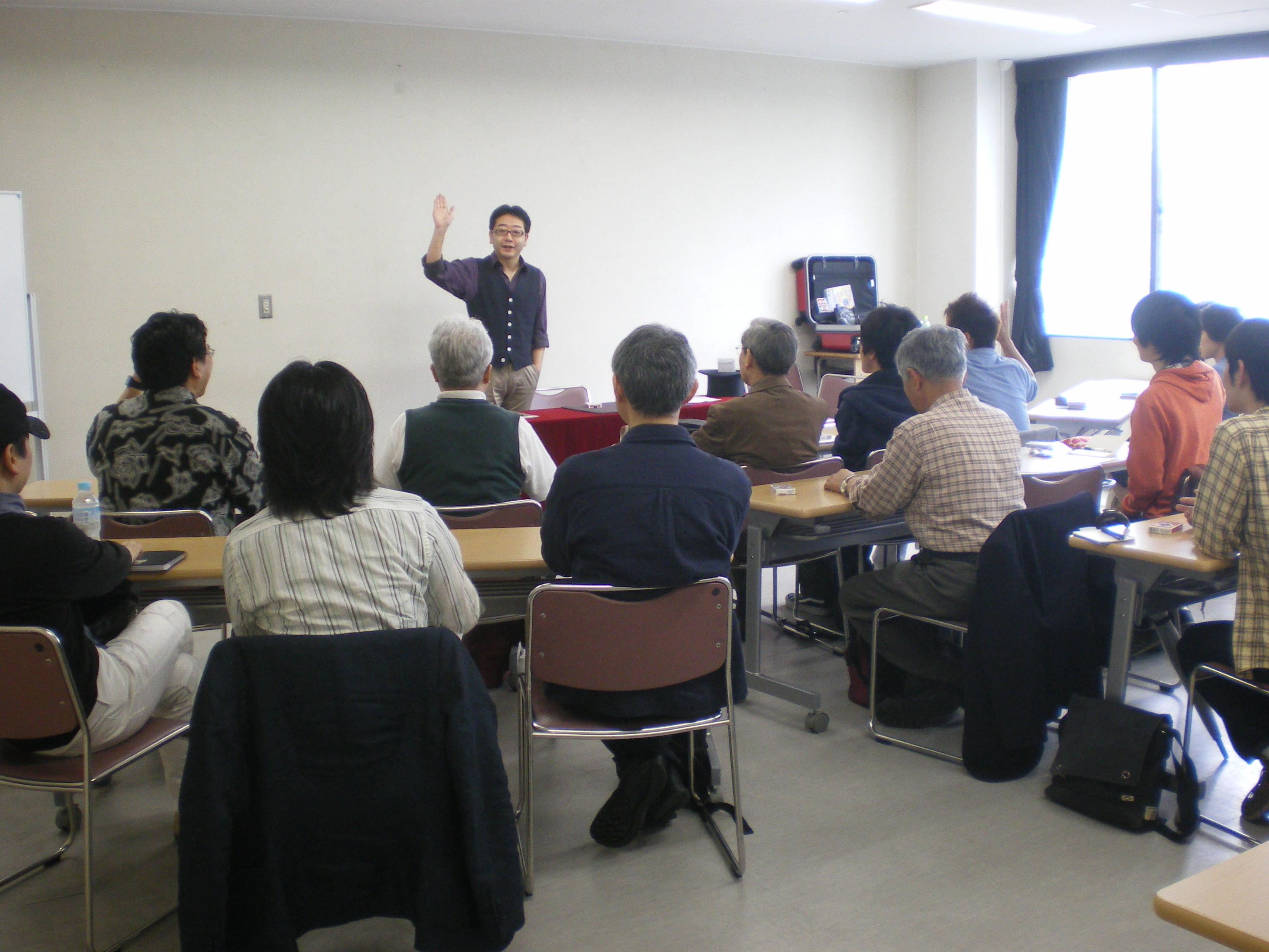 ゆうきともが講師としてマジックの講習会をしている様子
